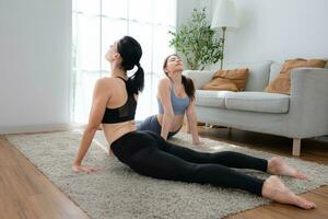 joven mujer practicando yoga con instructor en casa. individual yoga clase practicando en casa foto