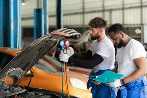 coche mecánico trabajando en un auto reparar comercio, inspeccionando el operación de el carros aire acondicionador y refrigerante. foto