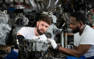 dos hombres reparando coche motor en auto reparar comercio, selectivo enfocar. foto