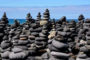 un pila de rocas apilado en parte superior de cada otro foto