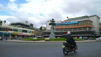 ver de da lat noche mercado. da lat es uno de turismo y ocio ciudad en Vietnam video
