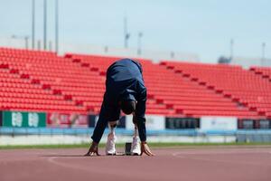 discapacitado Atletas preparar en comenzando posición Listo a correr en estadio pista foto