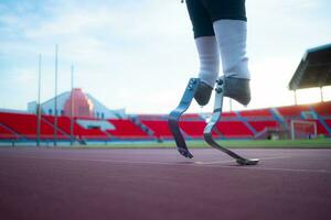 discapacitado Atletas con corriendo espada usado para corto Razas en un corriendo pista. foto