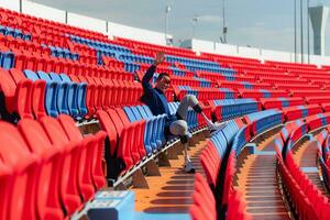 discapacitado Atletas preparar su cuerpos en anfiteatro en un Deportes arena en un soleado día antes de entrando un Distancia corta corriendo competencia foto