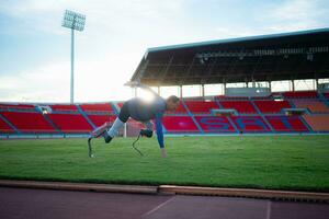 Atletas con discapacidades tomar un descanso a el estadio Entre formación sesiones foto