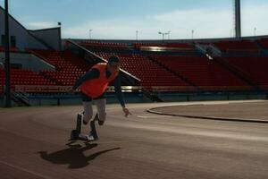 discapacitado Atletas preparar en comenzando posición Listo a correr en estadio pista foto