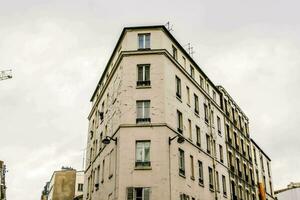 un edificio con un grua en el esquina de un calle foto