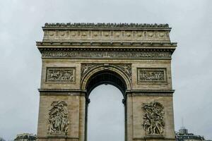 the arc de triomphe in paris photo