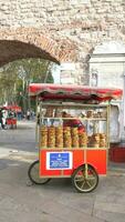 Peru 12 marcha 2023. turco bagel simit vendendo às taqsim quadrado dentro uma furgão video