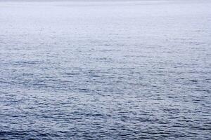 un barco es en el medio de el Oceano foto