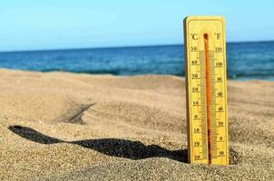 un termómetro en el playa foto