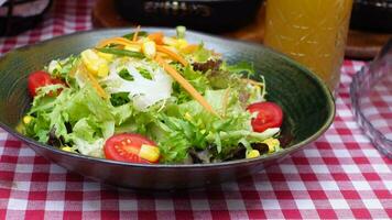 Salatschüssel mit frischem Gemüse auf dem Tisch, video