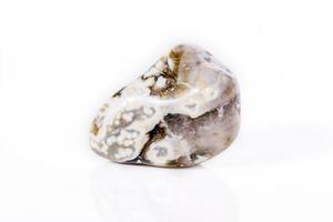 Jaspe de piedra mineral macro oceánica sobre un fondo blanco. foto