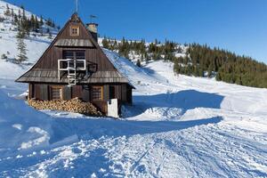 invierno paisaje de hala gasienicowa valle gasienicowa en tatra montañas en zakopane, polonia foto