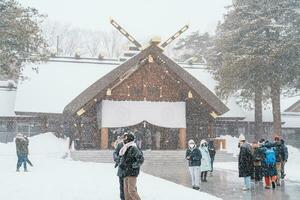 Hokkaido jingu santuario con nieve en invierno estación, japonés budismo sintoísmo templo. punto de referencia y popular para atracciones en Hokkaidō, Japón. viaje y vacaciones conceptos foto
