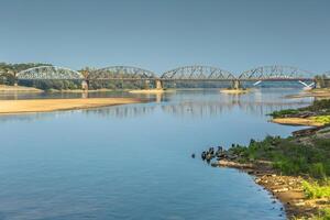 Polonia - correr famoso braguero puente terminado vistula río. transporte infraestructura. foto
