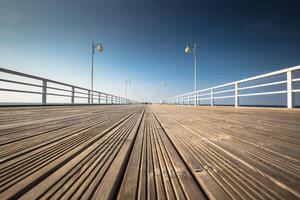 de madera muelle en jurata pueblo en costa de báltico mar, hola península, Polonia foto