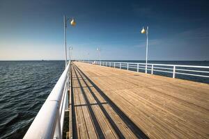 de madera muelle en jurata pueblo en costa de báltico mar, hola península, Polonia foto