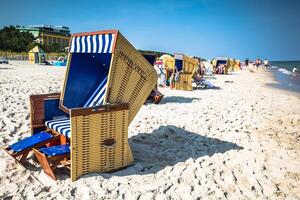 mimbre sillas en jurata playa en soleado verano día, hola península, báltico mar, Polonia foto