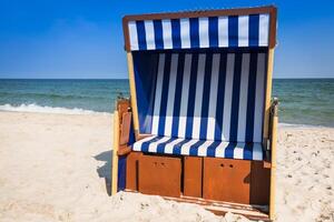 mimbre sillas en jurata playa en soleado verano día, hola península, báltico mar, Polonia foto