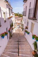 Pintoresca calle de mijas con macetas en fachadas. pueblo blanco andaluz. CostA del Sol. España del sur foto