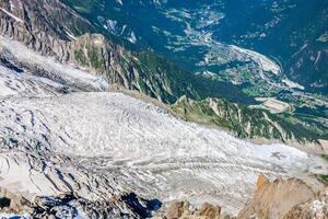 jefes glaciar desde el cumbre de el barrena du midi en el mont blanc macizo. foto