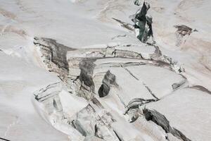 jefes glaciar desde el cumbre de el barrena du midi en el mont blanc macizo. foto