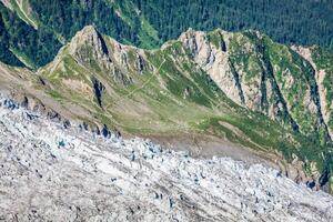 jefes glaciar desde el cumbre de el barrena du midi en el mont blanc macizo. foto