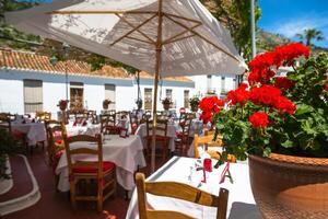 calle con flores en el mijas ciudad, España foto