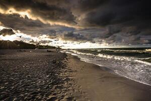 marina con oscuro, dramático, Tormentoso cumulonimbo nube formación terminado el playa a báltico mar Polonia. foto