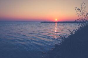puesta de sol en el bahía de disco foto