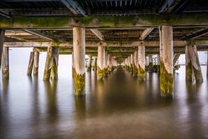 de madera muelle en sopot, Polonia foto