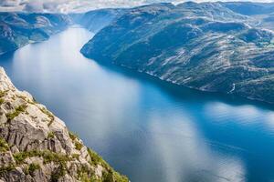 Preikestolen,púlpito rock a Lysefjorden Noruega un bien conocido turista atracción foto