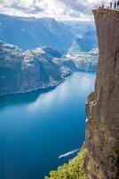 Preikestolen,púlpito rock a Lysefjorden Noruega. un bien conocido turista atracción foto