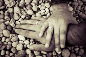 Pareja participación manos juntos con su anillos demostración foto