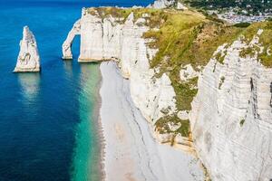 el famoso acantilados a etretat en Normandía, Francia foto