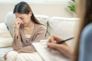 mujer con problemas de salud mental está consultando. el psiquiatra está registrando la condición del paciente para el tratamiento. aliento, problema de amor y familia, bipolar, paciente de depresión, proteger el suicidio foto