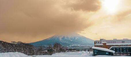 hermosa Yotei montaña con nieve en invierno temporada a niseko. punto de referencia y popular para esquí y Snowboarding turistas atracciones en Hokkaidō, Japón. viaje y vacaciones concepto foto