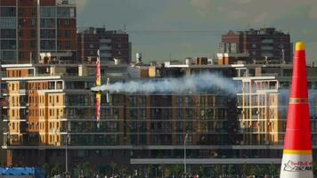 Kazan, Russisch federatie, juni 15, 2019 sport- vlak vliegt Aan rood stier lucht, racing en wedstrijd. rood stier lucht ras video