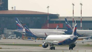 MOSCOW, RUSSIAN FEDERATION JULY 30, 2021 Passenger plane on the runway at Sheremetyevo airport, rear view. Jet plane ready to take off. Aeroflot airline fleet at the terminal video