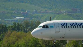 Almaty, Kasachstan kann 5, 2019 Airbus a321, p4 nas von Luft Astana Geschwindigkeit oben Vor nehmen aus. Passagier Flugzeug Abfahrt, Seite Aussicht video