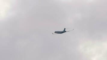 longue tir, petit jet passager avion avec un méconnaissable livrée est en volant, côté voir. passager avion dans le ciel video