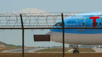 phuket, Tailandia febrero 10, 2023 pasajero chorro boeing 787 soñador de tui en el aeródromo a phuket aeropuerto. aeronave despegar. avión rodaje en el pista. restringido zona firmar en el cerca video