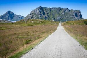 la carretera en Noruega montañas foto