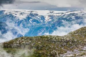 hermoso paisaje noruego con montañas en el camino a trolltunga foto