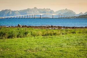 puente en el río en Noruega foto