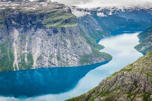 hermoso paisaje noruego con montañas en el camino a trolltunga foto