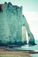 el famoso acantilados a etretat en Normandía, Francia foto