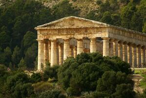templo griego en la antigua ciudad de segesta, sicilia foto