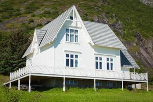 antiguo de madera arquitectura en Noruega. blanco hogar foto